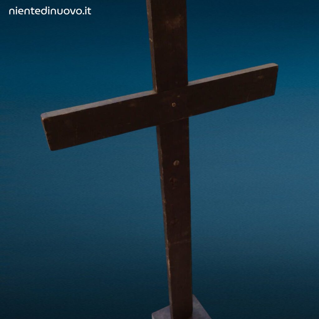 Vecchio crocifisso in legno con statuetta del Cristo dipinta