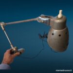 38454 Lampada da tavolo industriale a snodo con doppio braccio e paralume conico in metallo