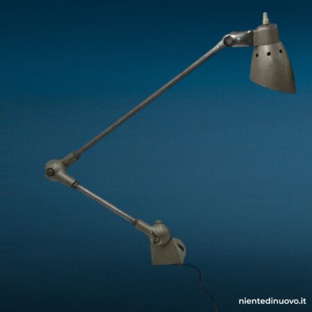 Lampada da tavolo industriale a snodo con doppio braccio e paralume conico in metallo