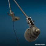 38454_2 Lampada da tavolo industriale a snodo con doppio braccio e paralume conico in metallo