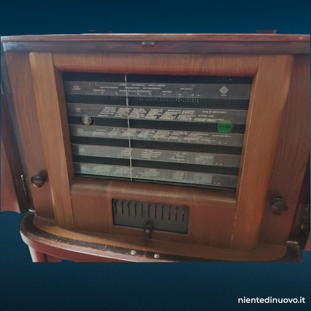 Mobile radio anni '40 in radica con giradischi (Siemens/Telefunken)