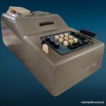 Calcolatore meccanico Olivetti (vecchio)