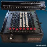 Vecchio calcolatore meccanico Monroe