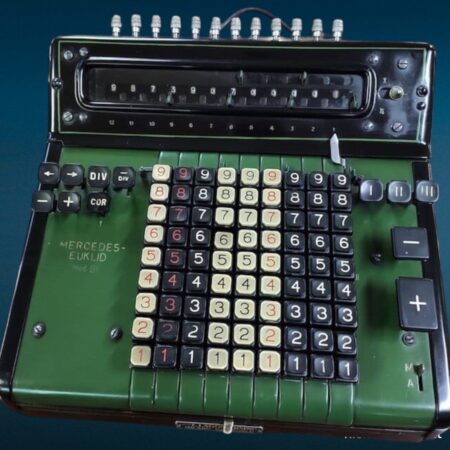 Calcolatore meccanico Mercedes Euklid 31
