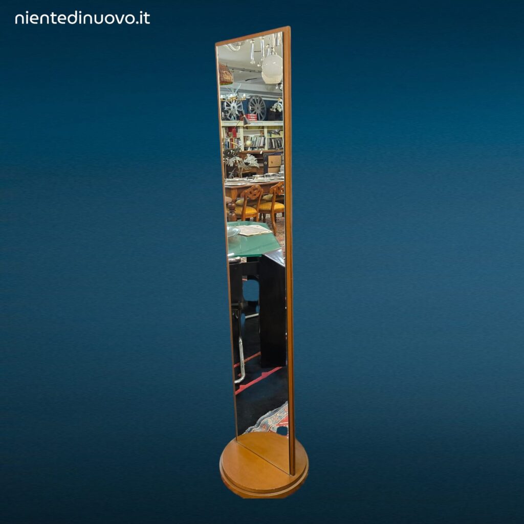 Specchiera verticale girevole in legno di noce con appendiabiti posteriori, produzione italiana anni 80