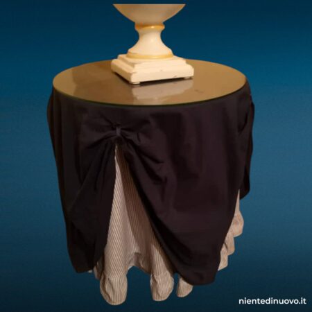 Tavolino vestito con ripiano in vetro tondo e base in panforte