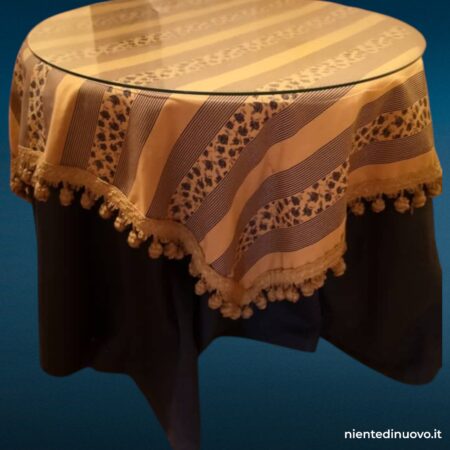 Tavolo vestito con piano in vetro e base in bambù