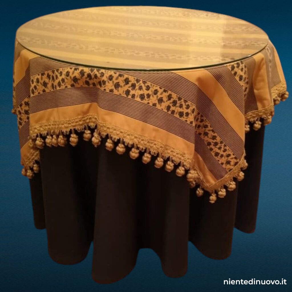 Tavolo vestito con piano in vetro e base in bambù