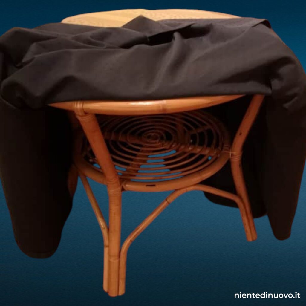 Tavolo vestito con piano in vetro e base in bambù