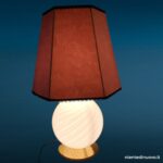 Lampada da soggiorno con base in vetro e paralume rosa