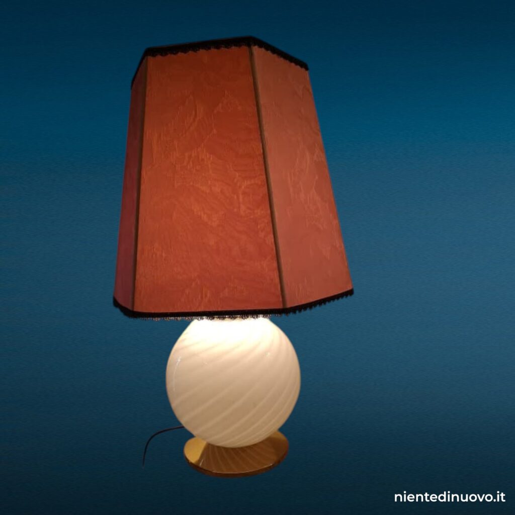 Lampada da soggiorno con base in vetro e paralume rosa