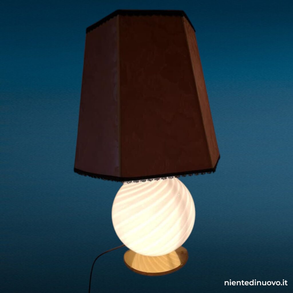 Lampada da soggiorno con base in vetro e paralume rosa
