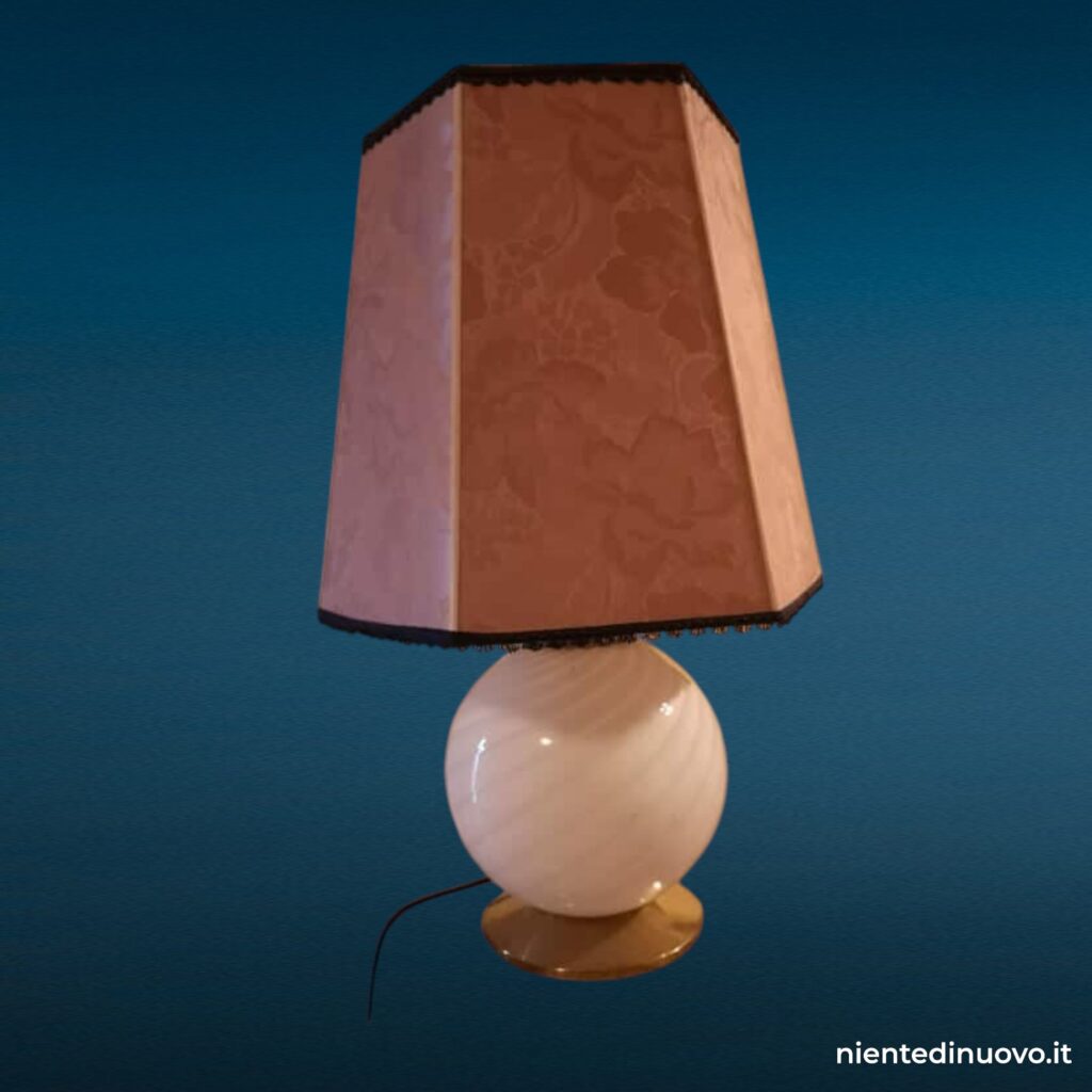 Lampada da soggiorno con base in vetro e paralume rosa