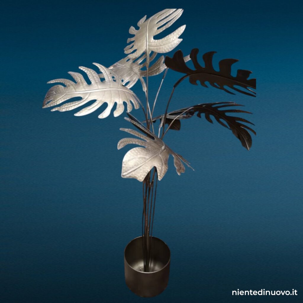 Pianta decorativa in metallo con foglie sbalzate, vaso incluso