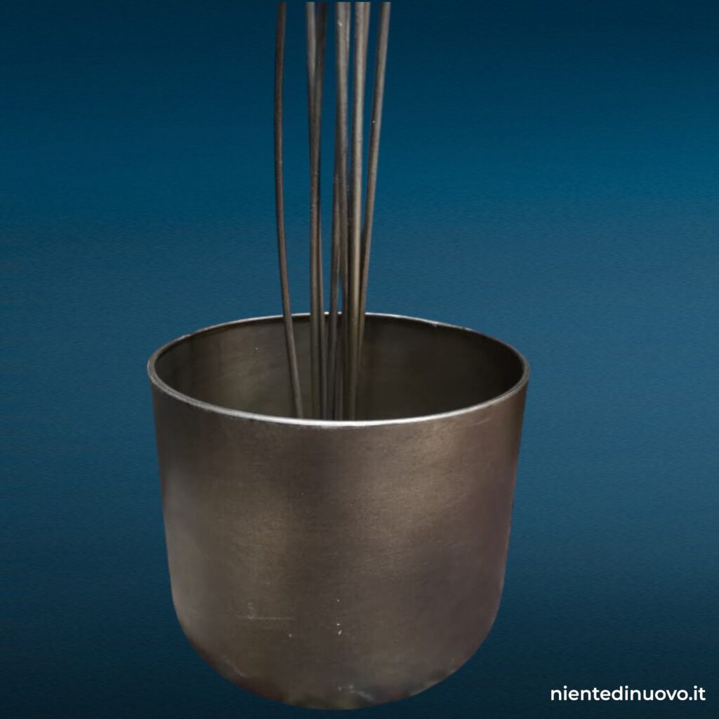 Pianta decorativa in metallo con foglie sbalzate, vaso incluso