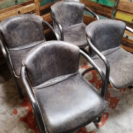 Set di 4 poltroncine in pelle con struttura in ferro brunito e design vintage.