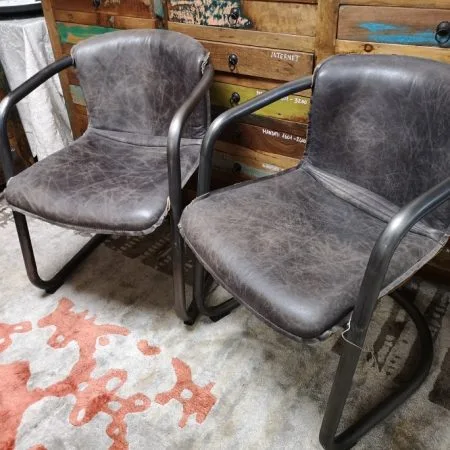 Set di 4 poltroncine in pelle con struttura in ferro brunito e design vintage.