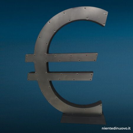 Lettera raffigurante il simbolo dell'euro in legno rivestito metallo, H 36 cm