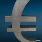 Lettera raffigurante il simbolo dell'euro in legno rivestito metallo, H 36 cm