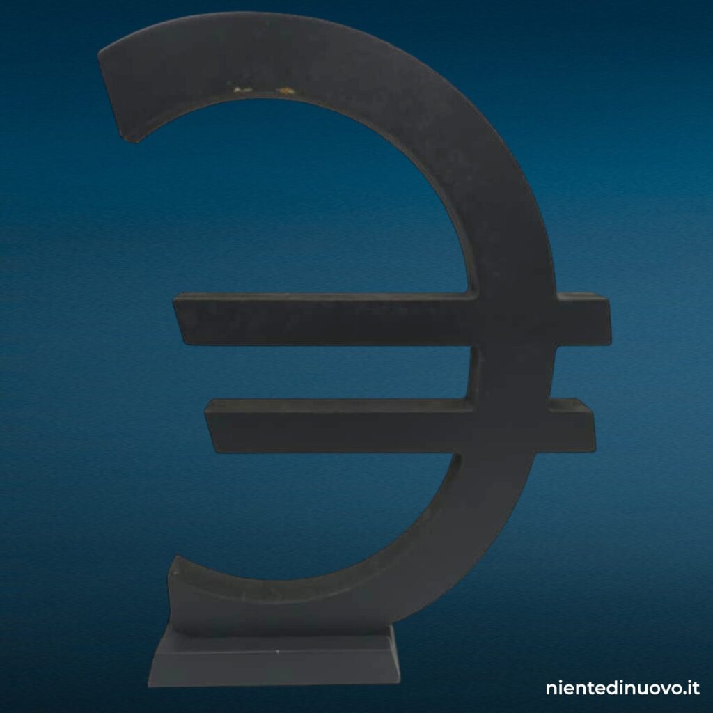 Lettera raffigurante il simbolo dell'euro in legno rivestito metallo, H 36 cm