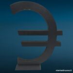 Lettera raffigurante il simbolo dell'euro in legno rivestito metallo, H 36 cm