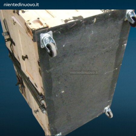 Complemento d’arredo a forma di container in stile industrial per interni