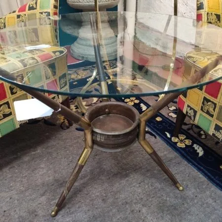 tavolino con vetro anni e tripode legno ottone