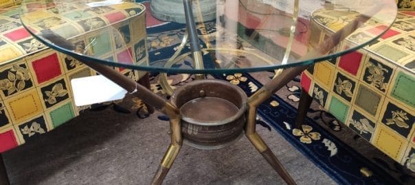 tavolino con vetro anni ’60 con base tripode in legno e ottone