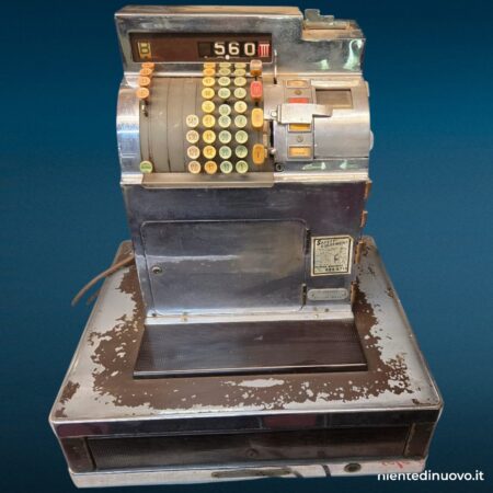 Vecchio registratore di cassa National - elemento decorativo vintage