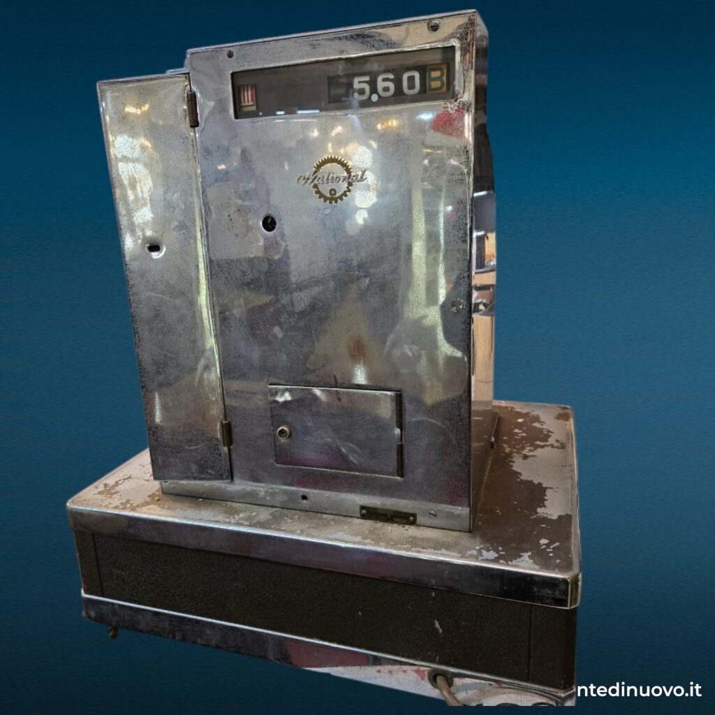Vecchio registratore di cassa National - elemento decorativo vintage