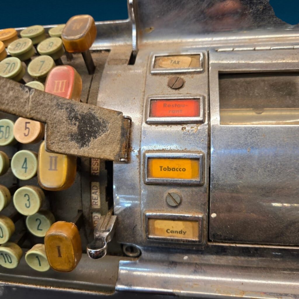 Vecchio registratore di cassa National - elemento decorativo vintage