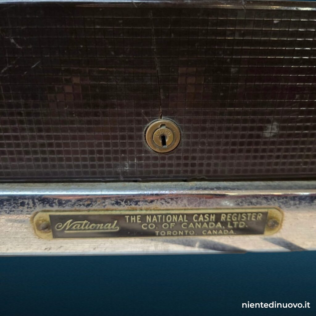 Vecchio registratore di cassa National - elemento decorativo vintage
