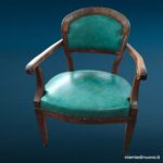39490 Poltrona antica in noce stile Luigi XVI con seduta e schienale in skai verde