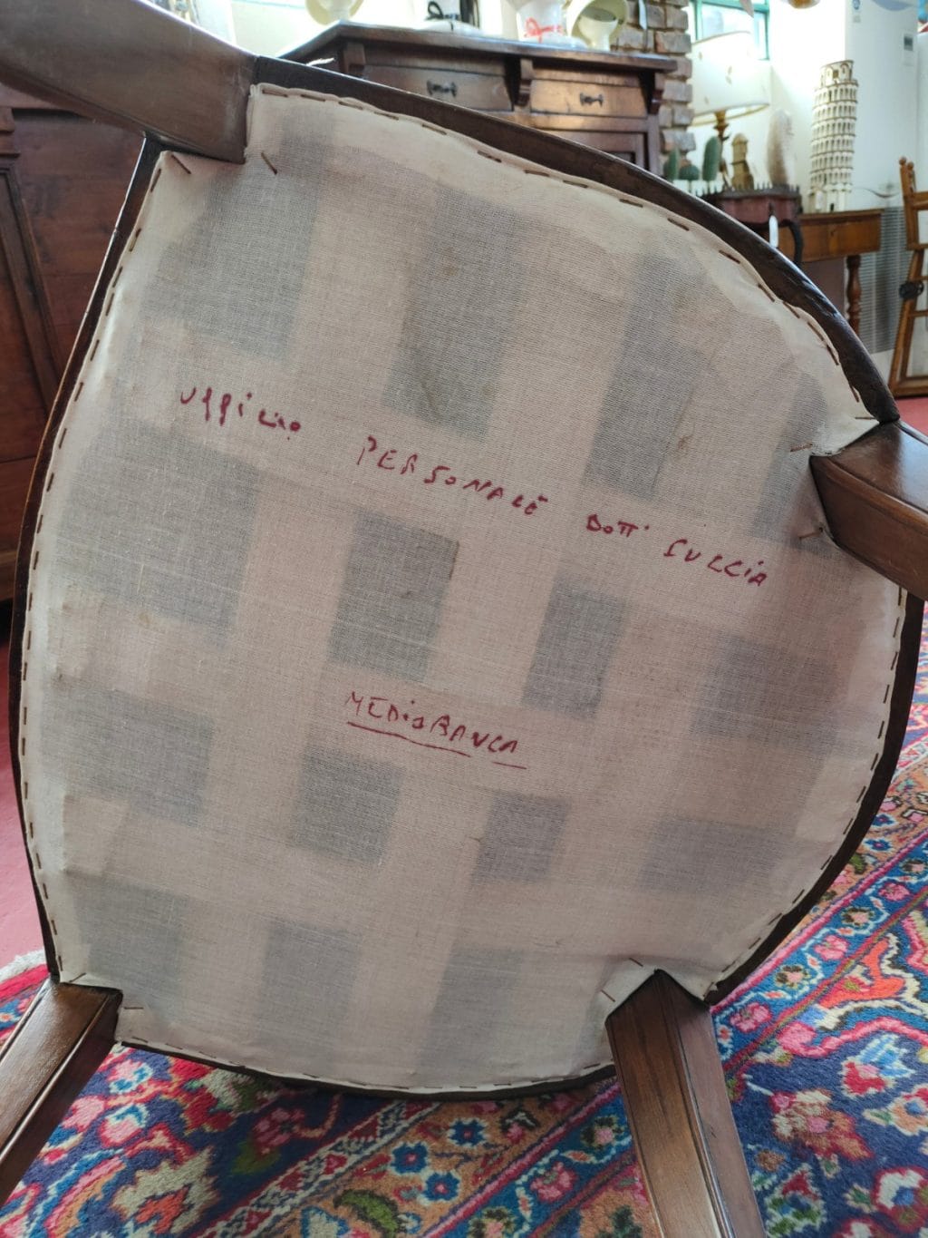 Storica poltroncina del 700 in legno di noce con rivestimento in skai verde.