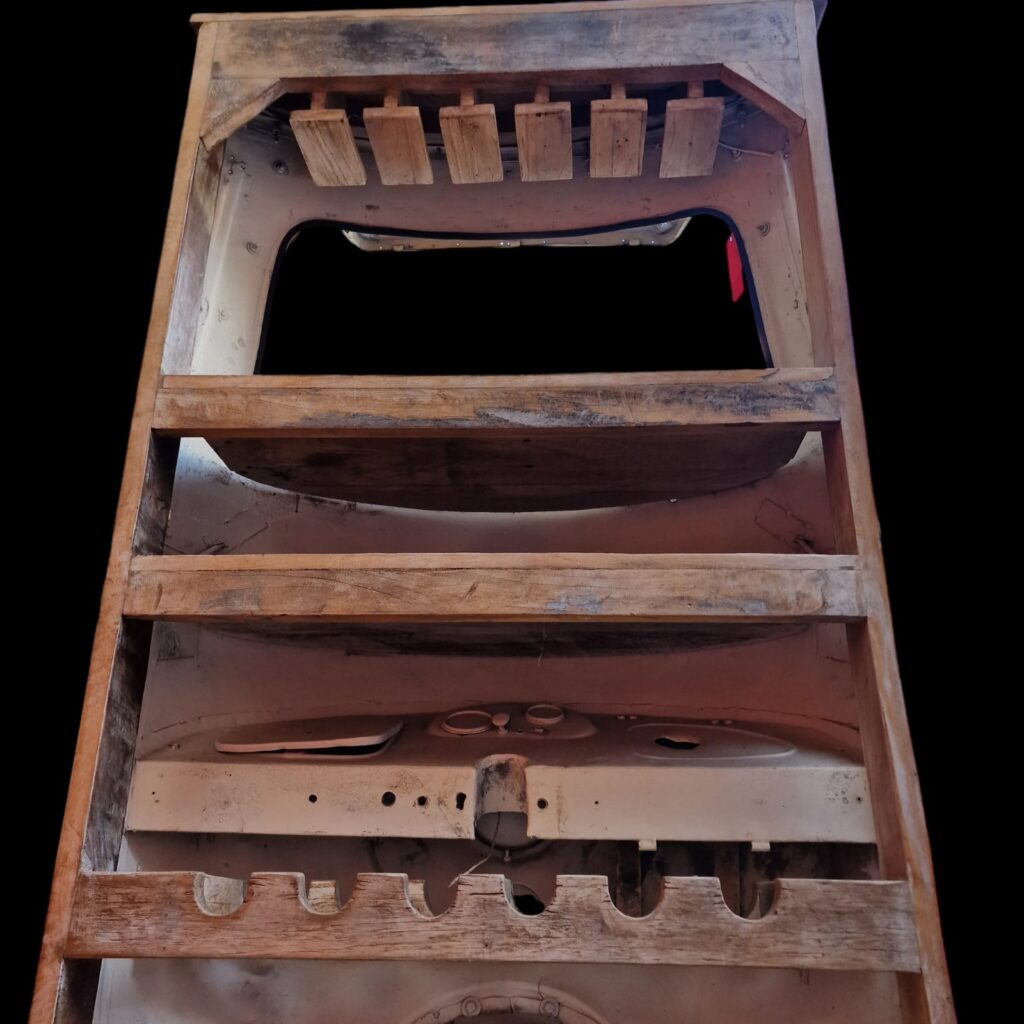 Mobile bar trasformato da vecchio tuc tuc con retro in teak massello