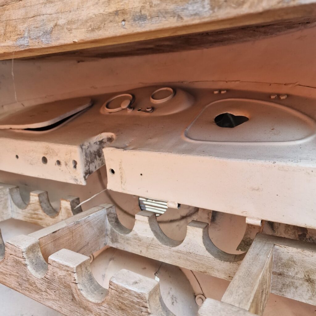 Mobile bar trasformato da vecchio tuc tuc con retro in teak massello