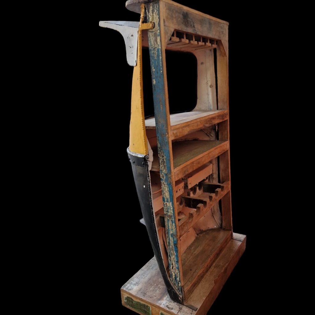 Mobile bar trasformato da vecchio tuc tuc con retro in teak massello