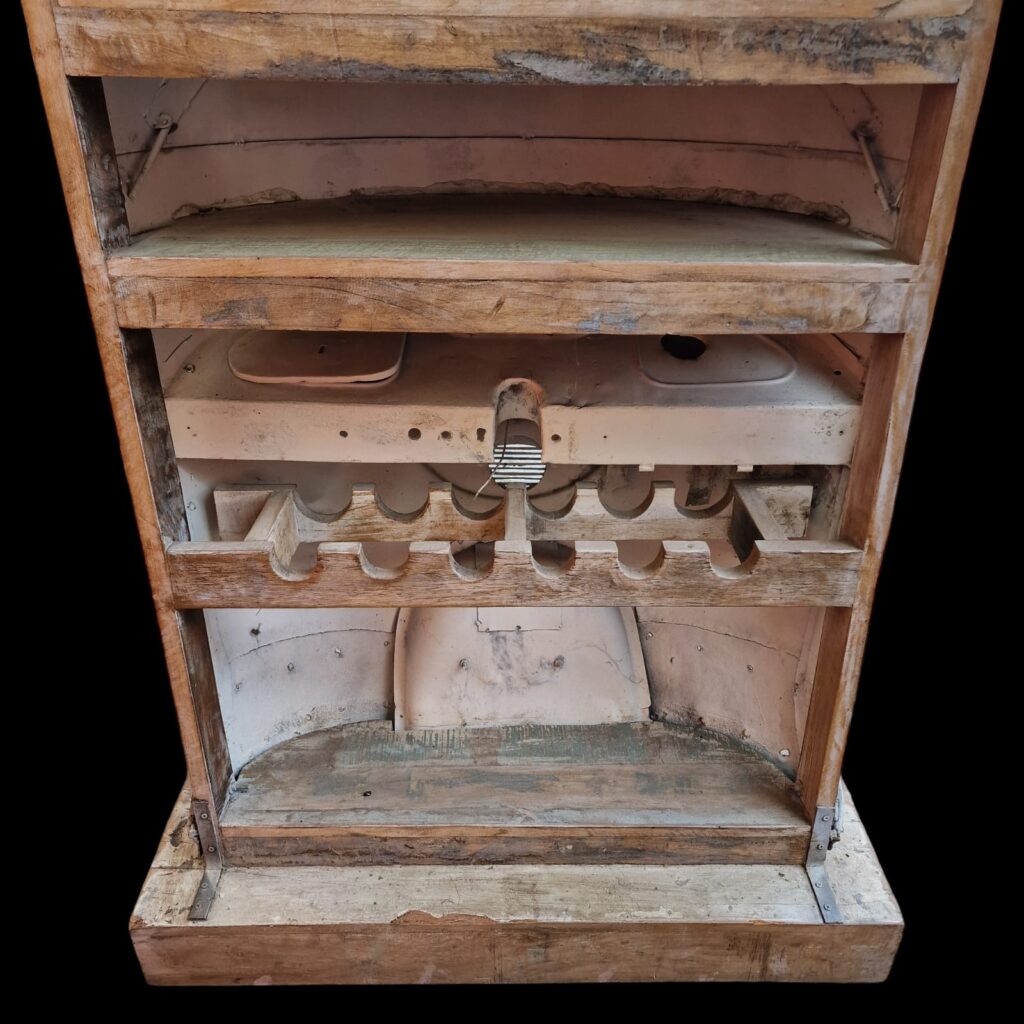 Mobile bar trasformato da vecchio tuc tuc con retro in teak massello