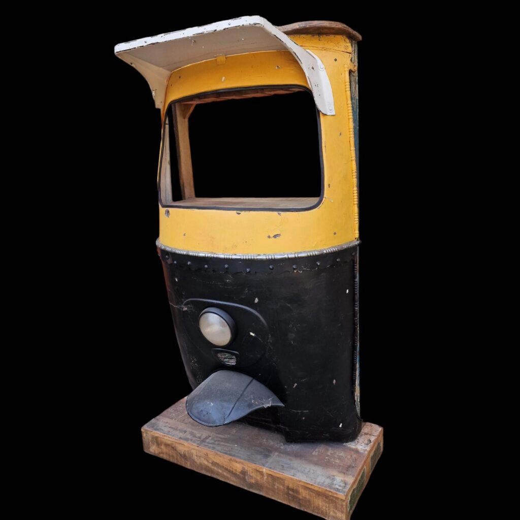 Mobile bar trasformato da vecchio tuc tuc con retro in teak massello