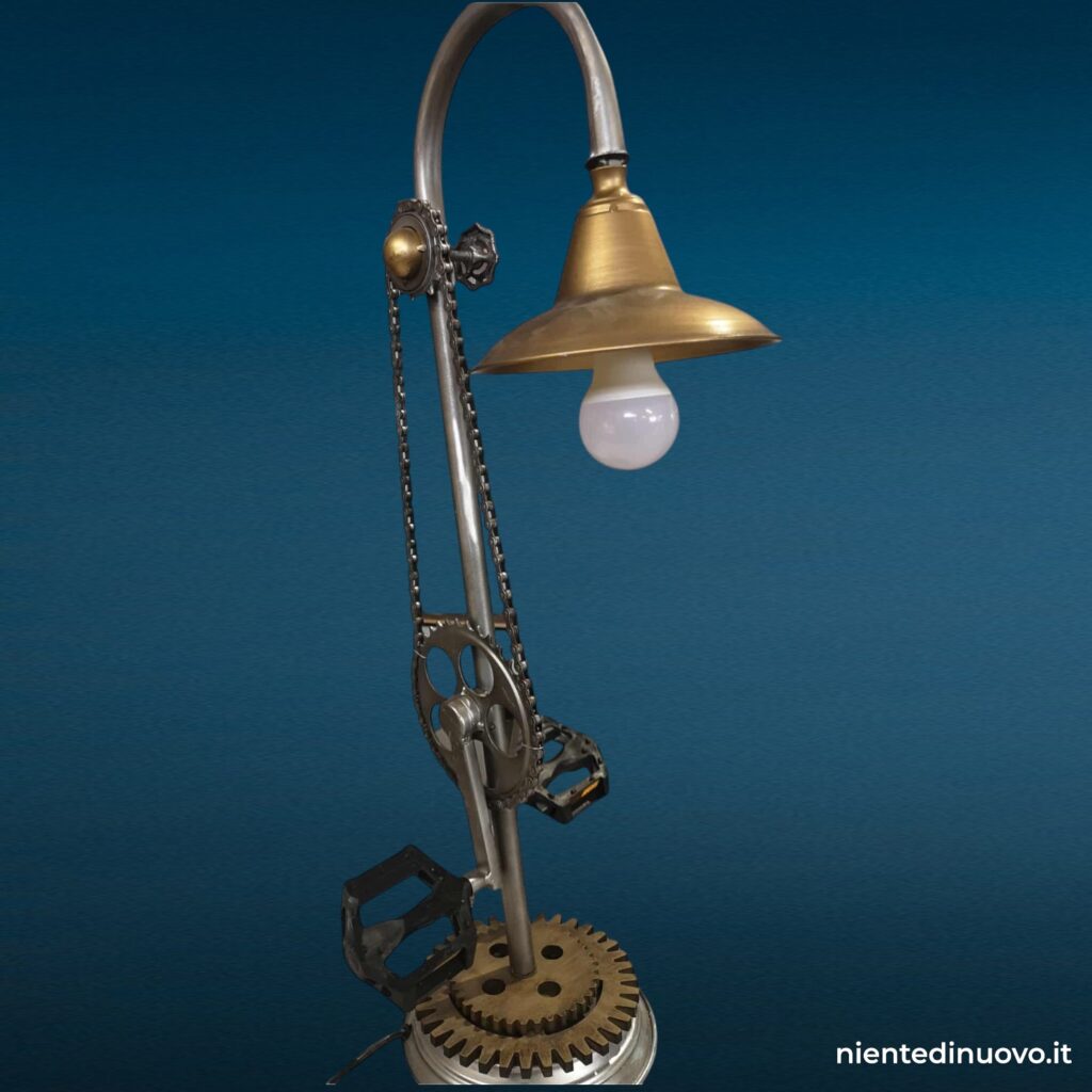 39708 Lampada industriale artigianale con pedali di bicicletta