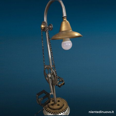 Lampada industriale artigianale con pedali di bicicletta
