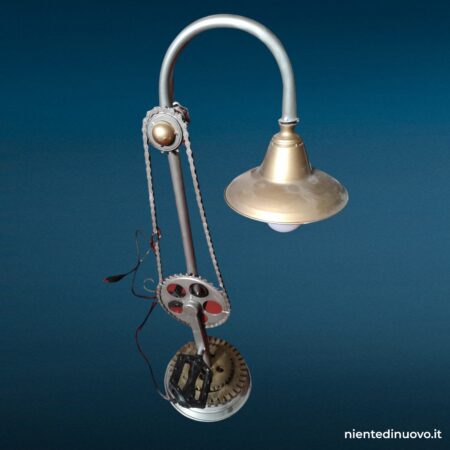 Lampada industriale artigianale con pedali di bicicletta