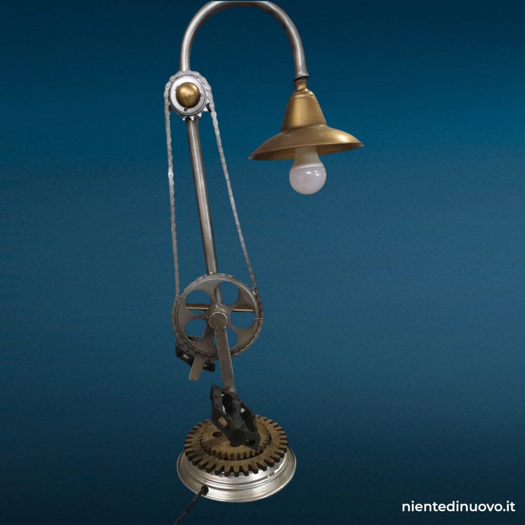 Lampada industriale artigianale con pedali di bicicletta