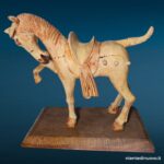 Scultura di cavallo in legno firmata John Oshodin