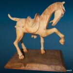 Scultura di cavallo in legno firmata John Oshodin