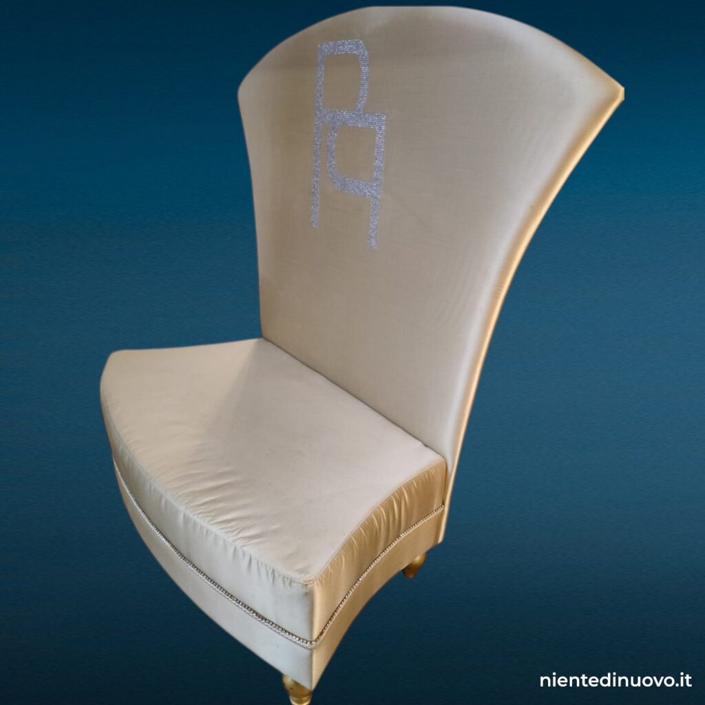 Divanetto da ingresso a schienale alto con decorazione in strass