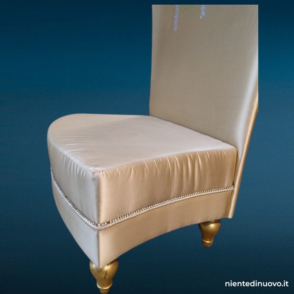 Divanetto da ingresso a schienale alto con decorazione in strass
