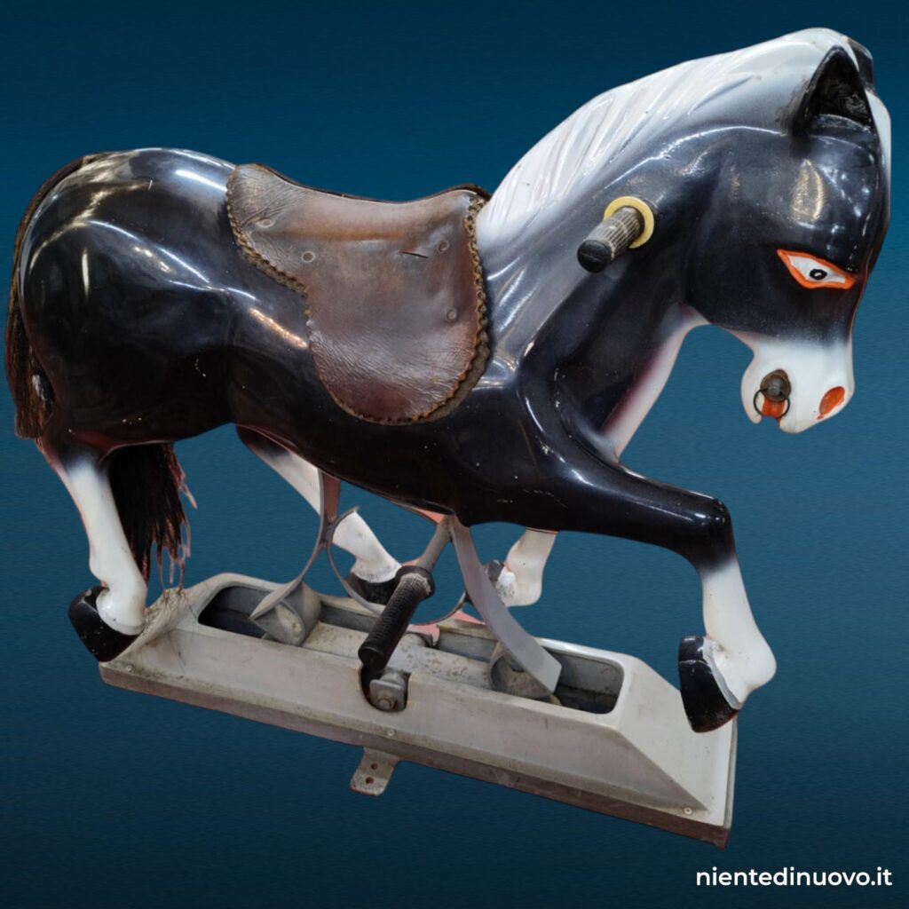 39755 Vecchio cavallo da giostra in resina con sella in cuoio