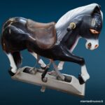 39755 Vecchio cavallo da giostra in resina con sella in cuoio