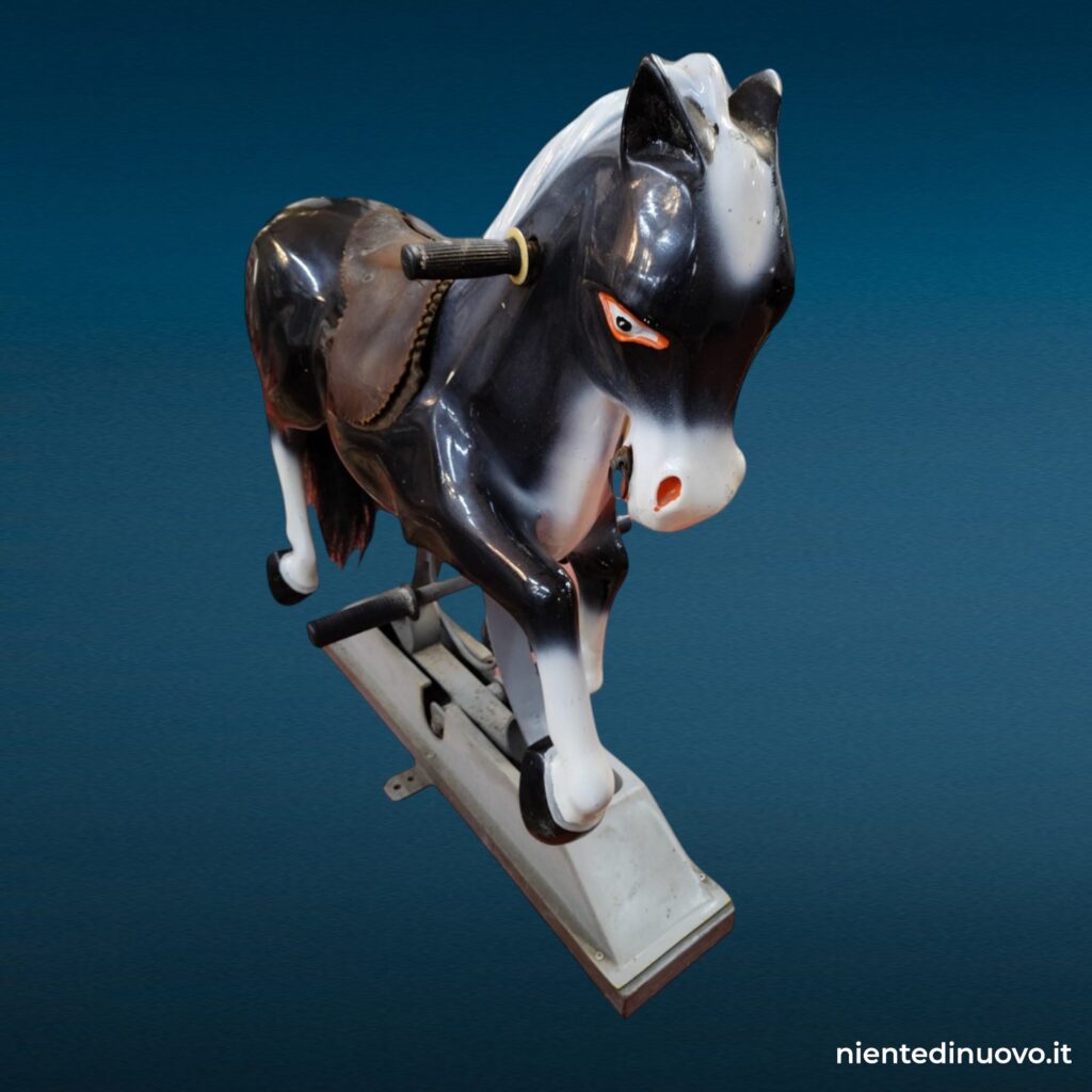 Vecchio cavallo da giostra in resina con sella in cuoio